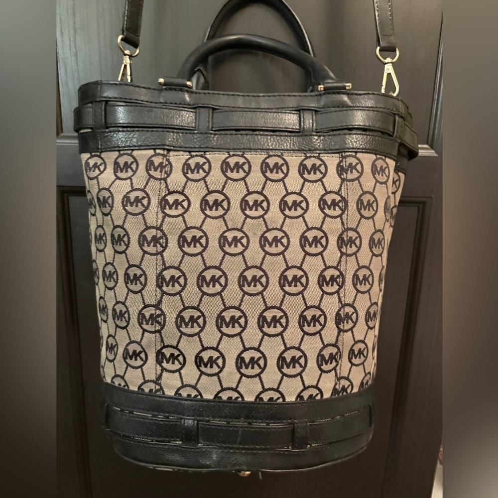 Michael Kors Signature Logo Bucket Tote | Belted Silhouette - Picture 3 of 16